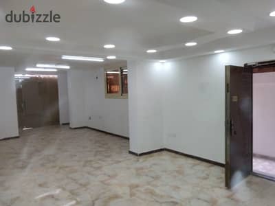 مكتب للايجار دور ارضي مدخل خاص مرخص 250م برج حديث
