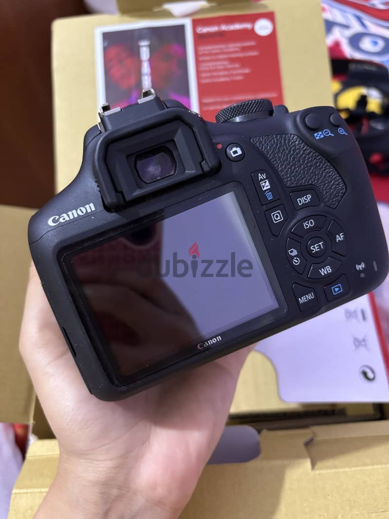 Canon EOS 2000D 1