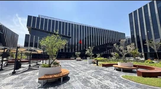 مكتب متشطب بالكامل للايجار في SODIC-  EDNC - ٨٤ متر مربع - قريب من الجامعه الامريكيه - علي شارع التسعين الرئيسي