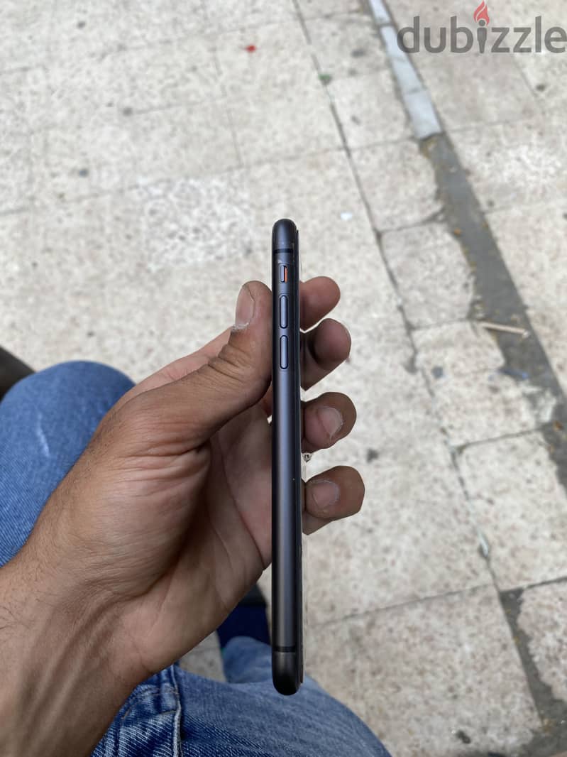 iPhone 11 4