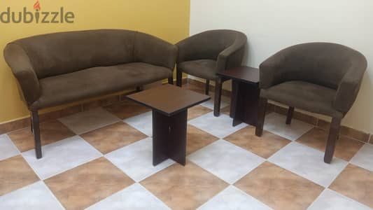 طقم انتريه مودرن بحالة ممتازة للمكاتب والشركات أو المنازل + 2 ترابيزة
