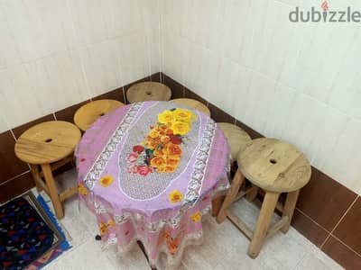 طقم ترابيزة مدورة + 5 كراسي خشب زان بحالة ممتازة للمطابخ والمحلات