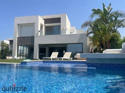 Full sea view corner standalone villa @hacienda white. Horizon pool. 5 master bedrooms. Open kitchen. 2 guest toilets. 1 Nanny’s room (2 persons).