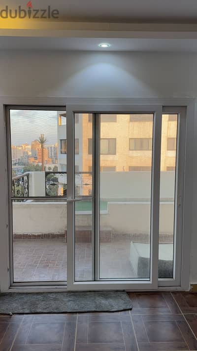 للبيع بلكونة شباك الوميتال UPVC الحجم 2x2
