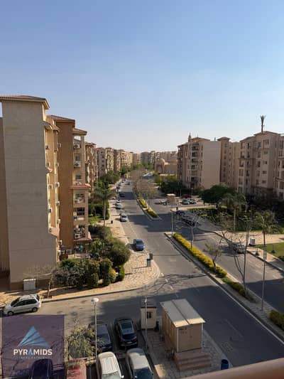 شقة للبيع في مدينتي – B3  فرصة مميزة لامتلاك شقة في واحدة من أفضل مواقع مدينتي، بمساحة كبيرة وموقع حيوي قريب من النادي والخدمات، مناسبة للسكن العائلي