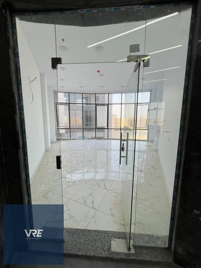مقر إداري 64م للإيجار بواجهة مباشرة على محور الجزيرة – دور أول – تشطيب كامل – داخل Value Mall التجمع الخامس – 6 أسانسير وجراج خاص – أمن 24 ساعة – موقع