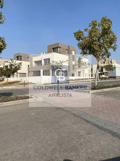 فيلا مستقلة فاخرة 3 غرف نوم و2 ليفينج روم للبيع في بالم هيلز القاهرة الجديدة جاهزة للاستلام كور آند شيل برايم لوكيشن في التجمع الخانمس