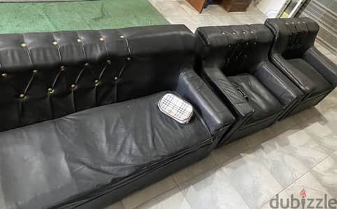 شاشتين و 3 اجهزه فور فات معدلين وكنب جلد