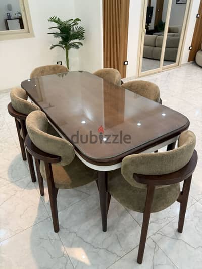 Excellent condition 6 seater dinning table