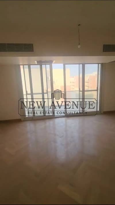 بنتهاوس فاخر مع رووف خاص في بروميناد Promenade تشطيب كامل  بالتكييفات ويوجد مكان للجراچ وجاهز للاستلام