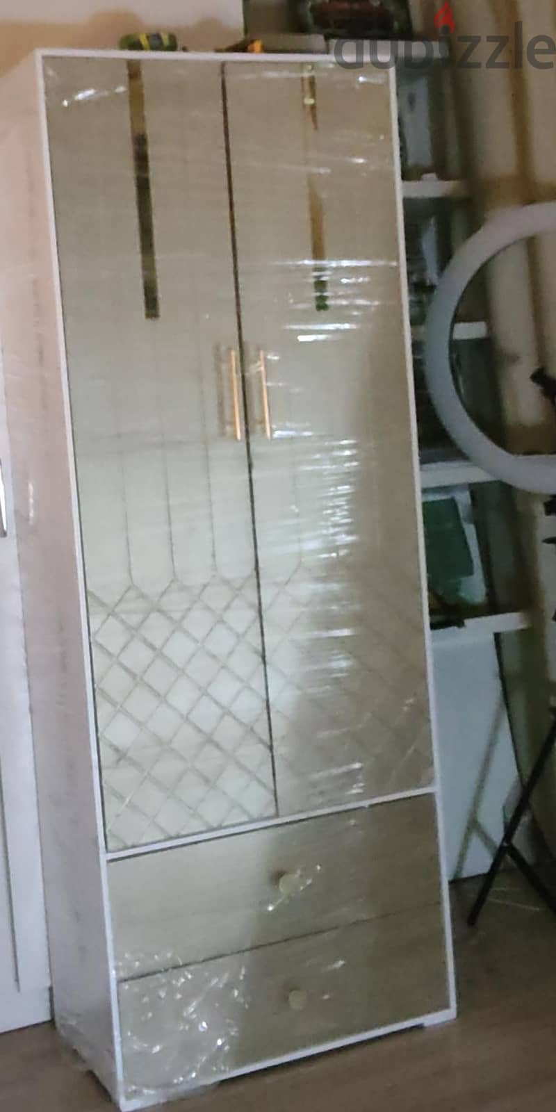 queen cupboard 1