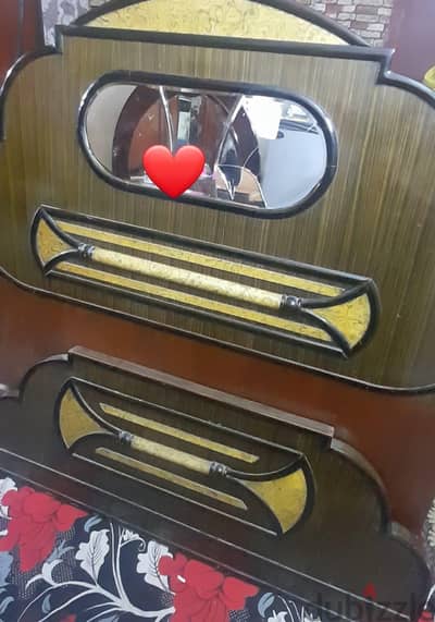 سرير به مرايا في النص كما موضح في الصوره