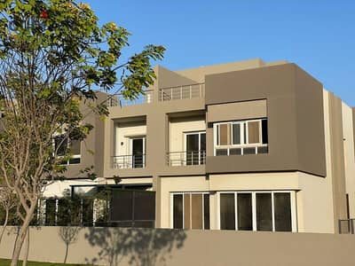 اخر تاون هاوس "Corner" جاهز للسكن في جولدن سكوير الشيخ زايد بجوار الربوة