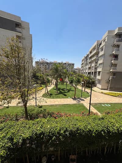 Apartment for rent in Madinaty B10, 140 meters area, Garden view directly in front of Al-Rahman Mosque, 3 bedrooms, 2 bathrooms, reception, kitchen, water, electricity, and gas meters.