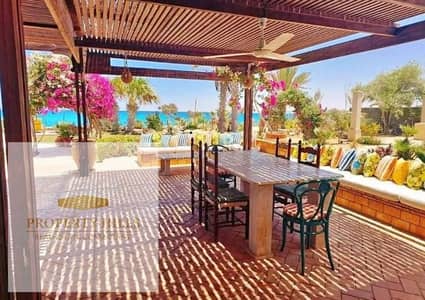 Villa with a direct sea view at a discounted price in a prime location, fully finished with air conditioners, close to Al Alamein International Airport, Al Alamein, and Fouka Road.