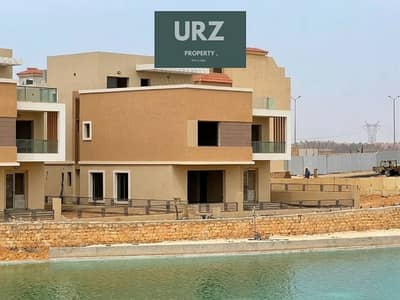 فيلا تاون هاوس كورنر للبيع في اميز مرحلة للفيلات فقط double view علي lake علي طريق السويس مباشرة بالقرب من AUC  التجمع الخامس وبجوار ومدينتي