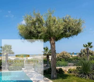 Villa with a direct sea view at a discounted price in a prime location, fully finished with air conditioners, close to Al Alamein International Airport, Al Alamein, and Fouka Road.