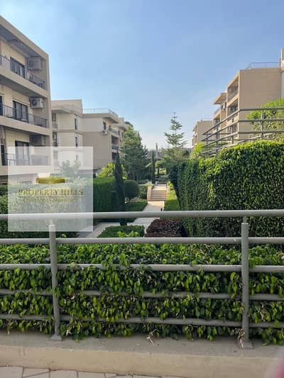 اخر شقه معاها تيراس كبير بالسعر دا في كمبوند فيفث سكوير المراسم دايركت علي التسعين الشمالي بتشطيب كامل بخصم كبير