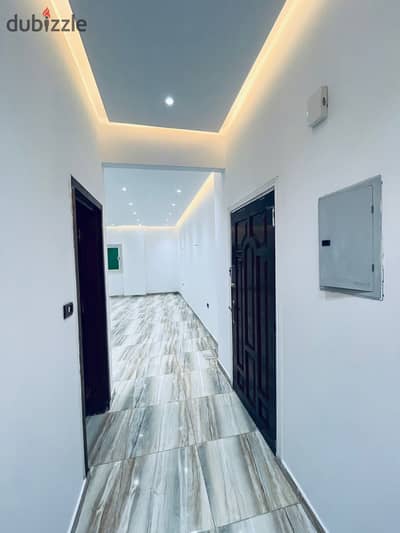شقه للايجار فيلات النرجس 2 سكني واداري امام كارفور ومول M Square ومدرسة كابيتال انترناشيونال ودقيقة من شارع 90 الجنوبي التجمع الخامس