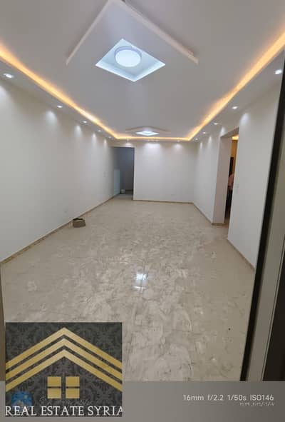 شقة للإيجار بالشروق  المنطقة الخامسة عمارات – 180م – امام المولات مباشر   دور ثالث امامي وليس الاخير ف دور رابع كمااان فوق منها 3 غرف منهم ماستر + 3حمام + ريسبشن كبير بتراس   تشطيب ألترا سوبر لوكس  تجهيزات تكييفات كاملة مياه/كهرباء/غاز/اسانسير شغال شه