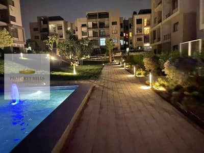 شقه بجاردن في كمبوند فيفث سكوير التجمع الخامس في لوكيشن دايركت علي التسعين الشمالي دقايق للجامعة الامريكية