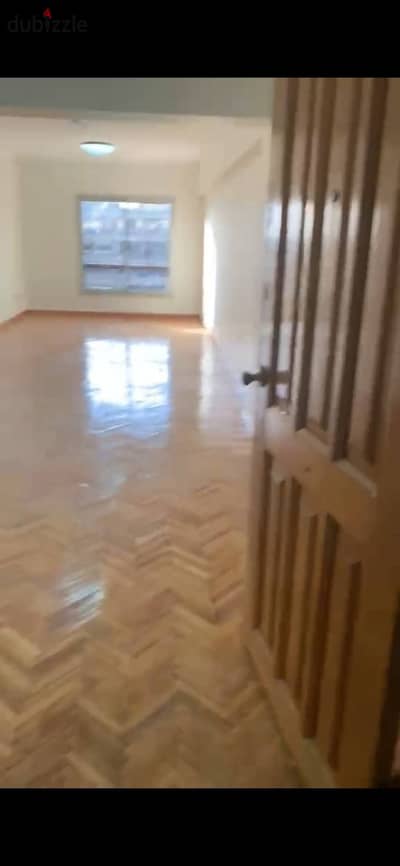 شقه لايجاربسعر لقطه بموقع مميز امام نادى الشمس ٣ غرف ٢ حمام
