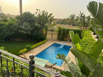 فيلا استاند الون ومفروشة بالكامل للإيجار في كمبوند قطامية ديونز، موقع مميز جدًا، مع حمام سباحة خاص.