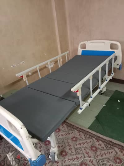 سرير طبي ٢ حركة بحالة ممتازة