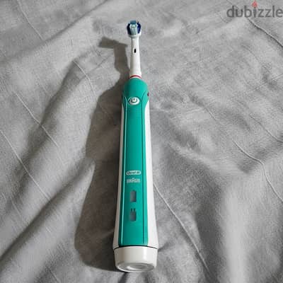 فرشاة أسنان أورال بي Oral-B (براون) أصلية بالشاحن - صناعة ألمانيه