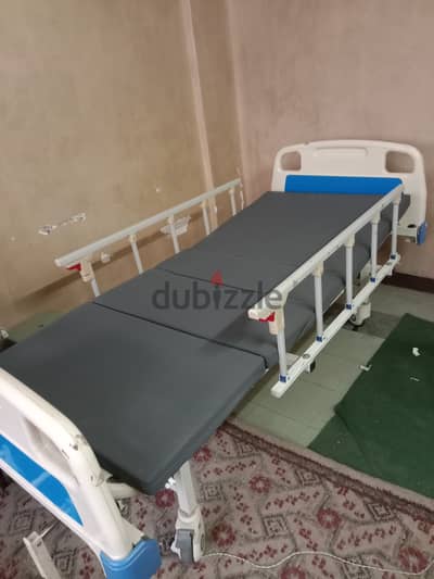 سرير طبي ٢ حركة بحالة ممتازة