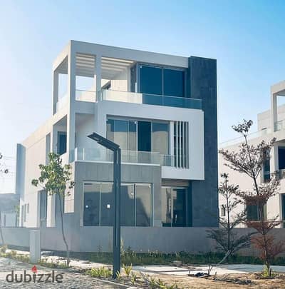 فيلا مستقله باطلاله علي اكبر مساحه خضراء في جولز بجوار نيو جيزه , جولف فيوز و امام سيتي فيو و بيراميدز هيلز