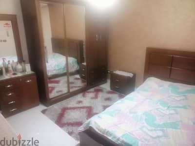 غرفة نوم كامله حالتها ممتازه سرير ودولاب تسريحه وكمودينو