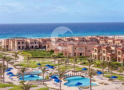 موقع متميز فيو بحر ومسبح استلام فوري شاليه متشطب ومفروش بالكامل للبيع في لافيستا راس الحكمة الساحل الشمالي