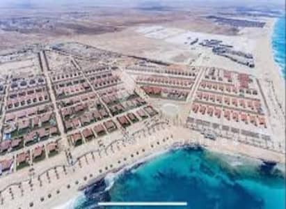 للبيع شاليه فاخر مكتمل التشطيب ومجهز بتكييف هواء، بإطلالة شمالية على البحر، يقع في منطقة جون نورث كوست التابعة لشركة سوديك.