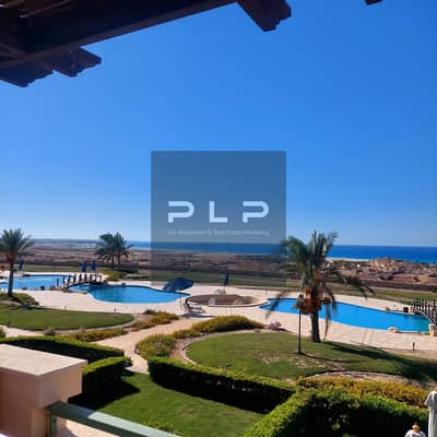شاليه علوي للبيع في La Vista Bay – الساحل الشمالي (الكيلو 179) مفروش بالكامل بإطلالة مباشرة على حمام السباحة جاهز للسكن فورا