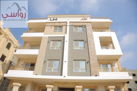 For sale, a corner apartment of 212 square meters with a clear panoramic view at cost price for a limited time of 17 thousand per meter, with installment payment over 30 months without interest in the first neighborhood, Bayt Al-Watan, Fifth Settlement