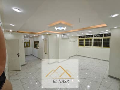شقة فاخرة ومكيفة للايجار  بامتداد مصطفي النحاس قرب فودافون والمحلاوي بالمنطقة العاشرة بمدينة نصر