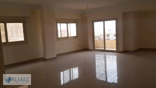 شقة فاضيه 235 متر للإيجار سكني و إداري في النرجس عمارات في التجمع الخامس يقع بالقرب من شارع التسعين الشمالي