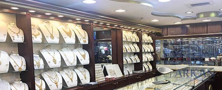Gold Shop 24 meters in front of the Investors Compound, October Gardens, with a down payment of 180 thousand BA