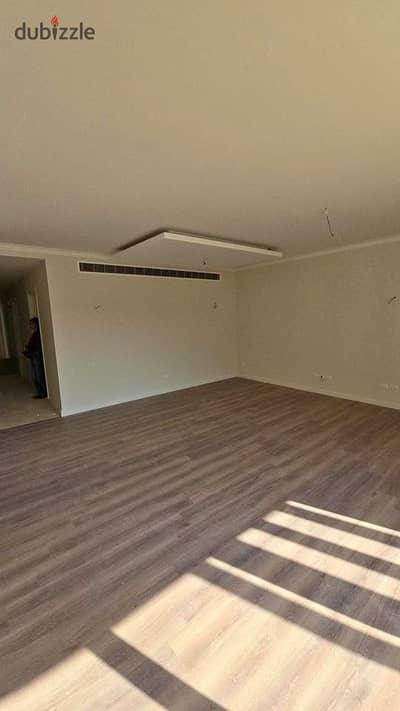 شقه 3غرف استلام فوري متشطبه بالتكيفات و المطبخ في كمبوند pyramid Hills 6 October