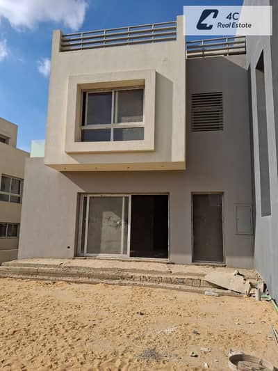 فيلا  للبيع  بموقع مميز واقل من سعر الماركت بمليون جنيه  فى كمبوند هايد بارك  -HYD PARK التجمع الخامس روف + جاردن 197 م