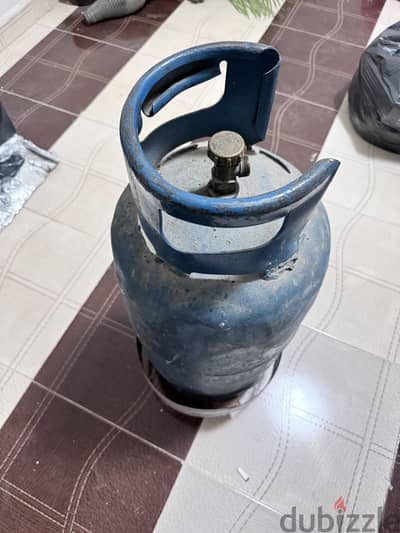 أسطوانة غاز بالقاعدة و المنظم