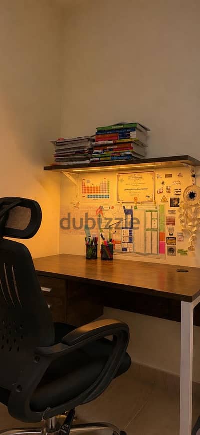 مكتب مع كرسيه