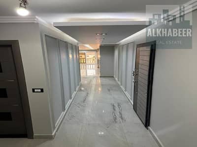 شقه فاخره اول سكن تشطيب جديد ببرج حديث لكل الاغراض
