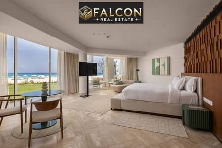 شاليه صف اول بخطوات للبحر تشطيب كامل بالتكيفات فيو خيالي في راس الحكمه june بجوار Caesar . Naia Bay . AZHA North coast . La Vista Ras El Hikma