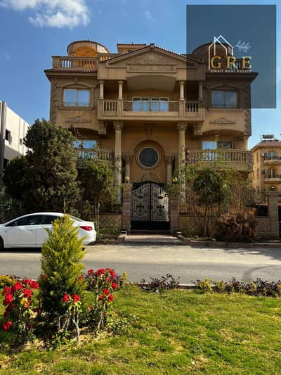 شقة داخل فيلا للبيع 300م 3 غرف نوم 3 حمام ريسبشن كبير مطبخ واسع تشطيب سوبر لوكس دور أول علوي بمدخل خاص واستقلال كامل بغرب سوميد في ارقي مكان ب6 اكتوبر