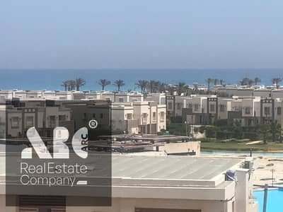 شاليه للايجار في امواج الساحل الشمالي 3 غرف وحمامين وروف مفروش مكيف بالكامل شايف البحر وحمام السباحه _marassi North coast