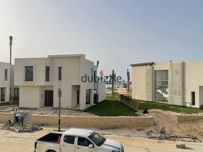 Fully finished chalet with kitchen & ACC`s, delivery in 2027, 3 bedrooms and 3 bathrooms, direct view of the lagoon, 101m² + 16m² terrace