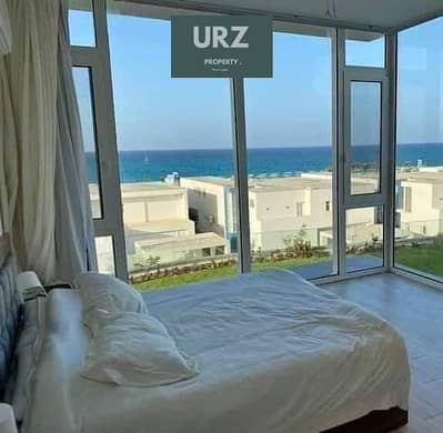 استثمر بذكاء و امتلك شاليه غرفتين جاهز للمعاينه صف أول على Crystal Lagoon كامل التشطيب بالتكيفات كون راس الحكمه بجوار مدن بالقرب من ماونتن فيو لافيستا