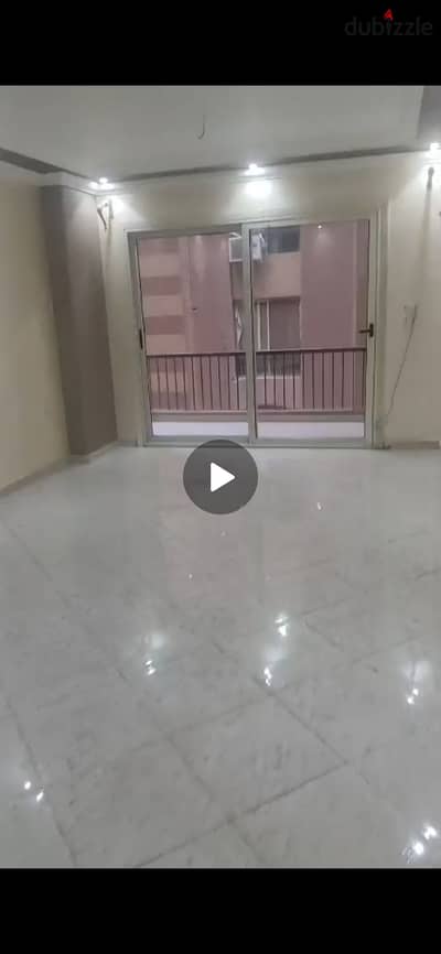 شقه قانون جديد للايجار  في كمبوند المعادي جاردن ع دائري المعادي مباشره يوجد أمن وحراسه ع مدار الساعه الكمبوند قريب من كافه الخدمات والمواصلات وقريب من كارفور وربع ساعه للتجمع الخامس  الشقه غرفتين وحمامين وريسبشن قطعتين تطل علي جنينة الكمبوند الدور الر